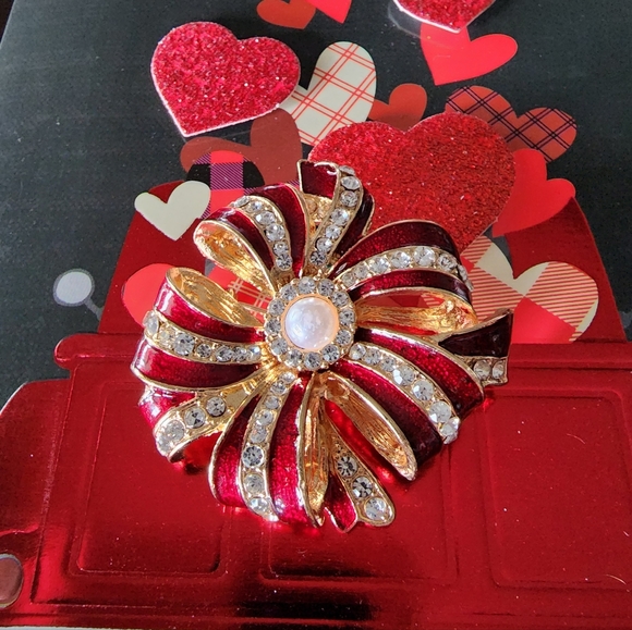 Vintage Red Enamel Gold Tone CZ and Faux Pearl Valentine's Ribbon Bow Brooch Pin - Picture 13 of 16